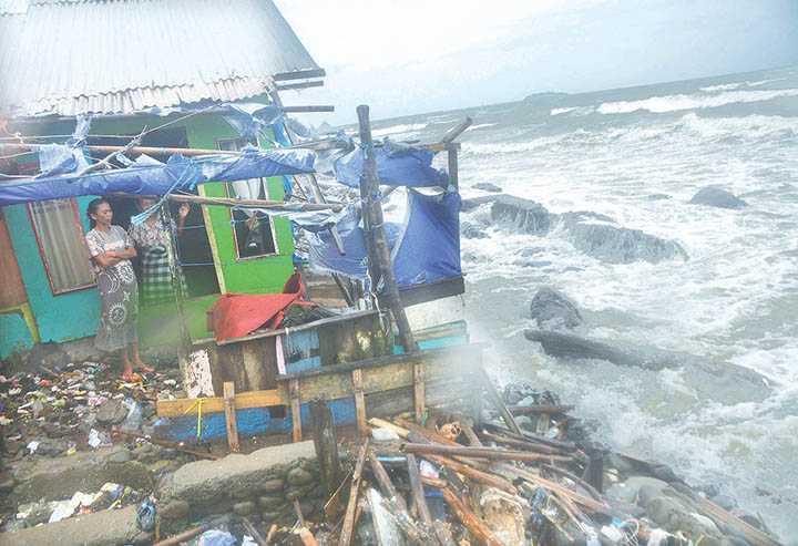 Terancam Gelombang Air Laut