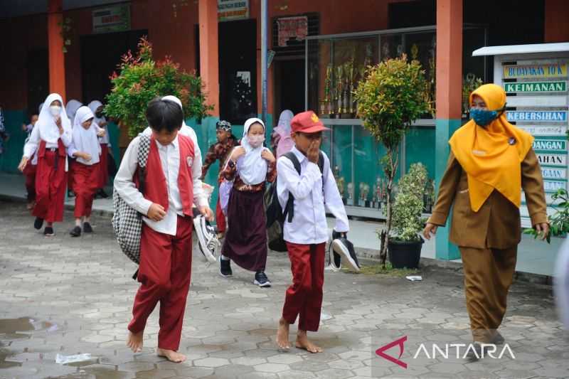 Terganggu Bau Gas Kimia, Siswa di Cilegon Dipulangkan
