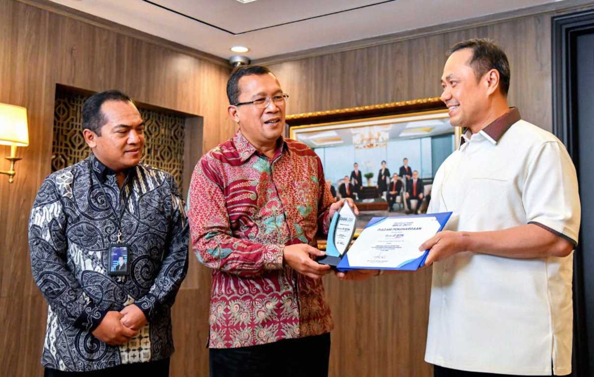Terima Penghargaan