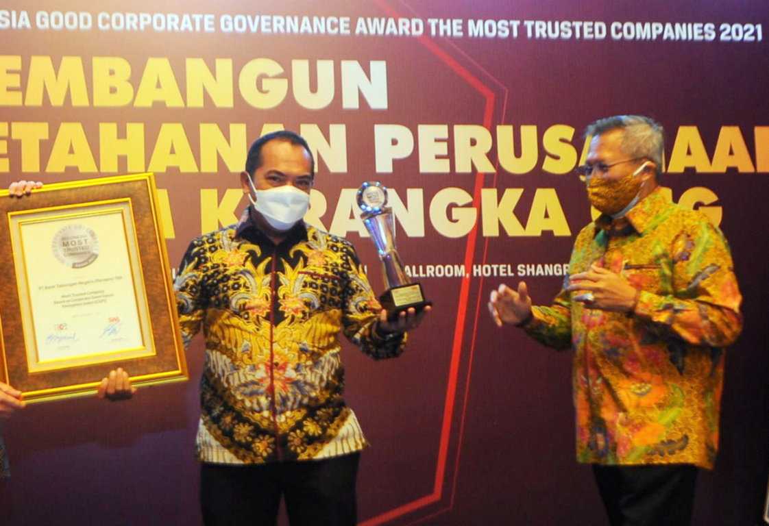 Terima Penghargaan