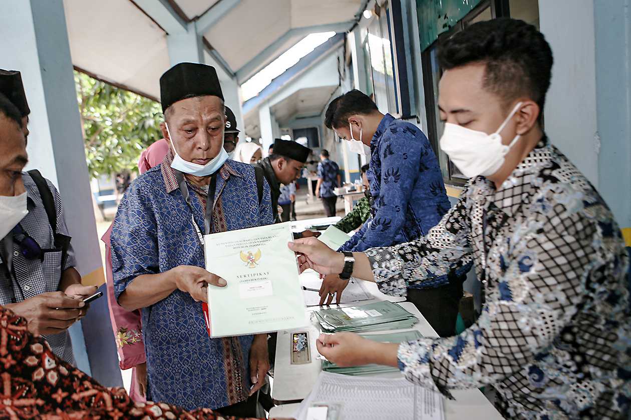 Terima Sertifikat Tanah
