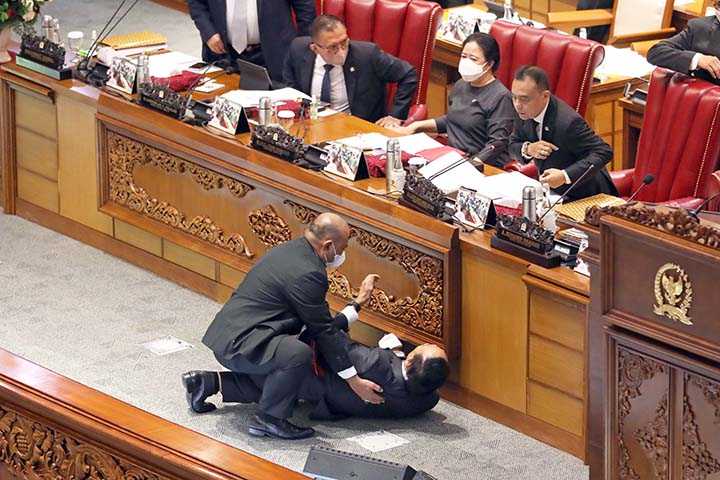 Terjatuh di Paripurna