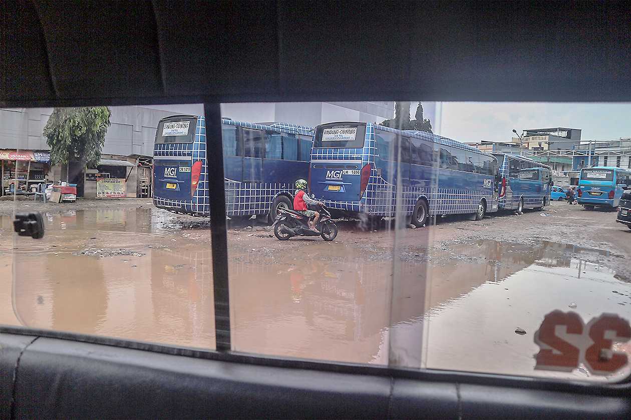 Terminal Cibinong Digenangi Air