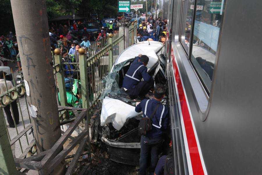 Tertabrak KRL