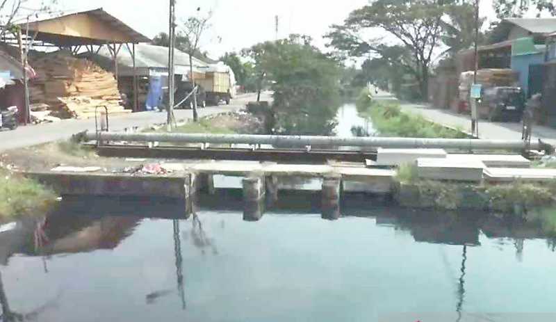 Tim Khusus Ambil Sampel Kali Cilemahabang