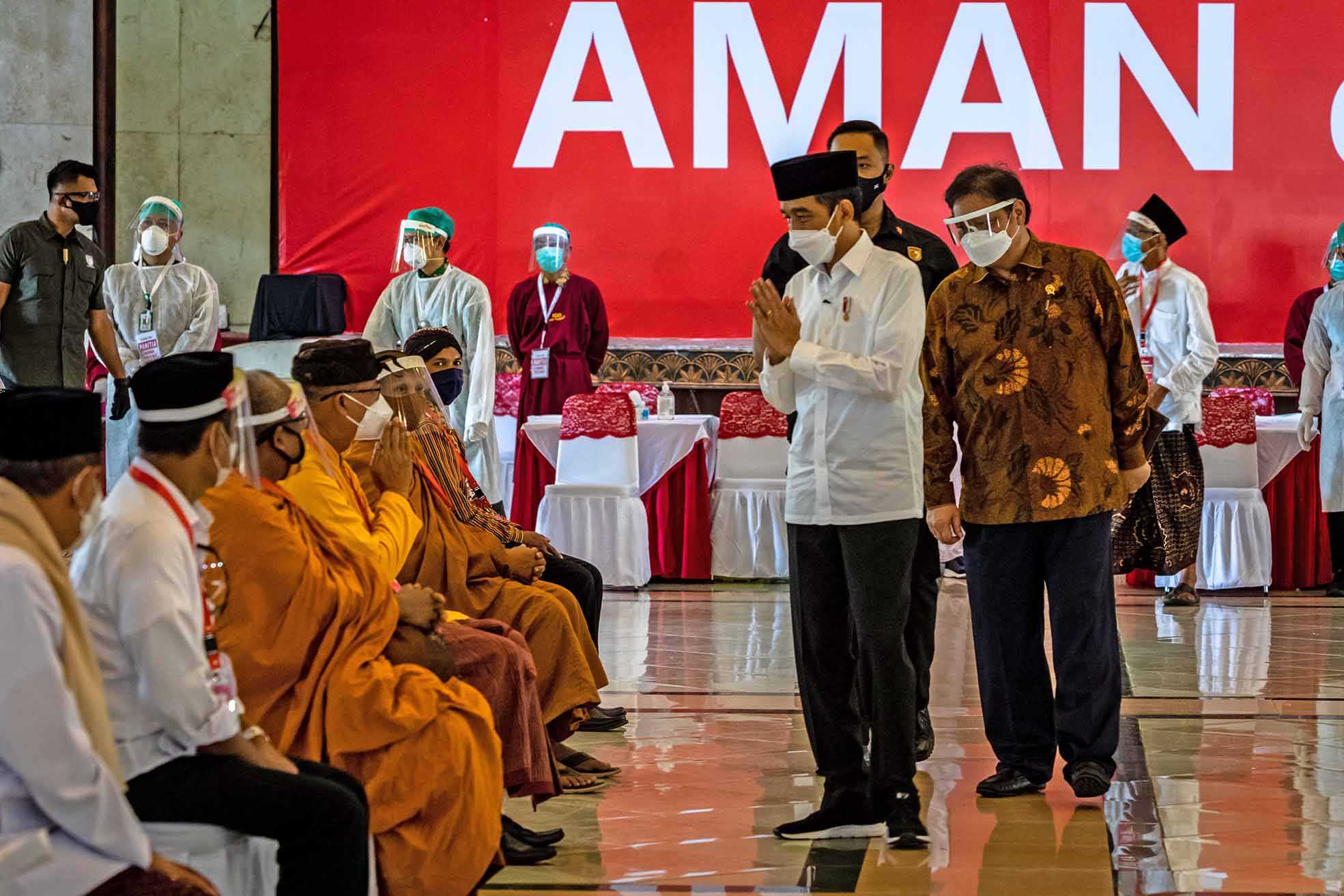 Tinjau Vaksinasi di Semarang