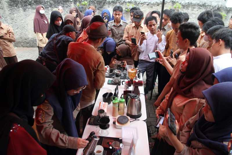 Toki-Toki Jakarta Beri Edukasi Kopi Bagi Siswa SMK IT Aisyiyah