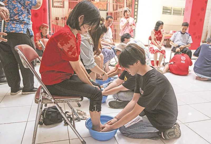 Tradisi basuh kaki orang tua menjelang Imlek