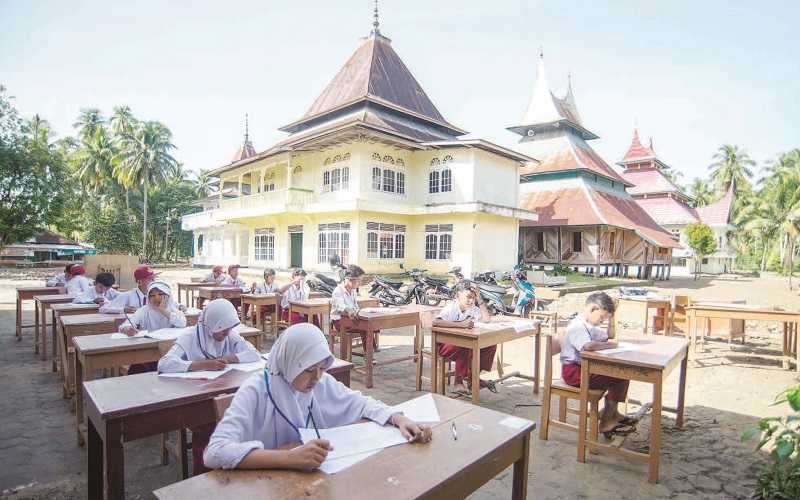 UJIAN DI HALAMAN SEKOLAH AKIBAT BANJIR DI PADANG PARIAMAN