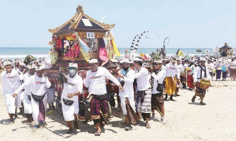 UMAT HINDU LAKSANAKAN UPACARA MELASTI MENJELANG HARI RAYA NYEPI
