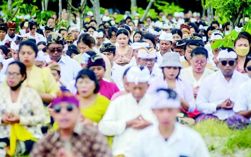 UMAT HINDU LAKSANAKAN UPACARA MELASTI SAMBUT NYEPI