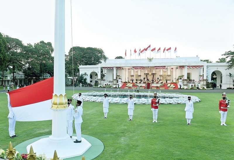 UPACARA PENURUNAN BENDERA MERAH PUTIH