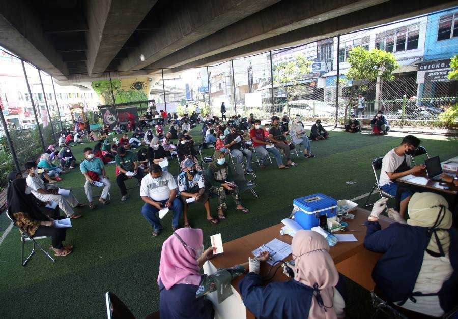 Vaksinasi "Booster" di Bawah Jembatan Layang Ciputat