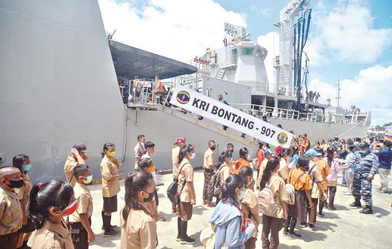 VAKSINASI DI ATAS KAPAL PERANG