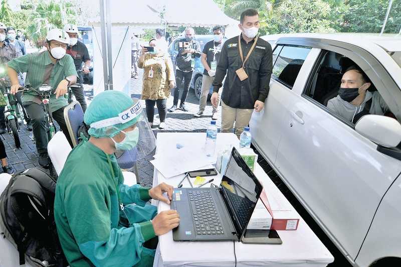 VAKSINASI “DRIVE THRU” DI BALI