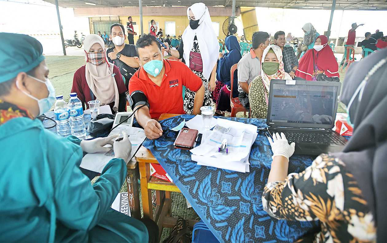 Vaksinasi ke Pedagang dan Sopir Angkot