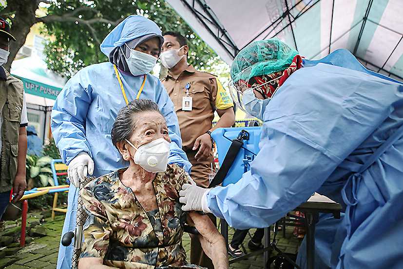 Vaksinasi Lansia di Kota Tangerang
