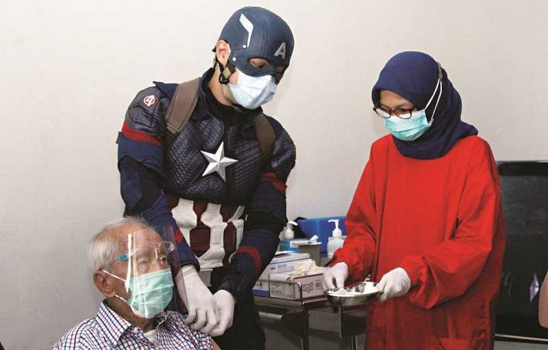 VAKSINASI LANSIA OLEH DOKTER SUPERHERO