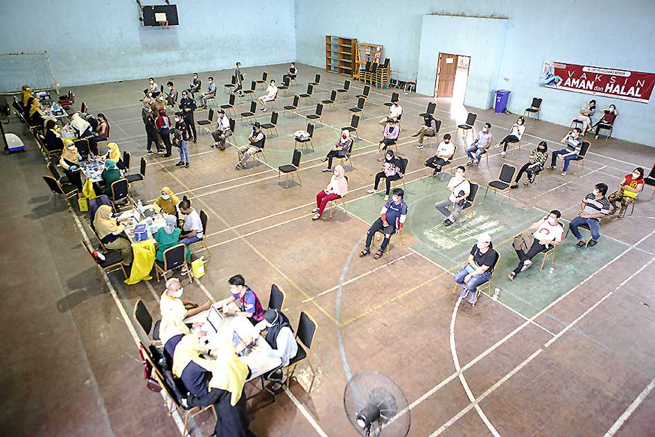 Vaksinasi Pelaku UMKM di GOR Benda
