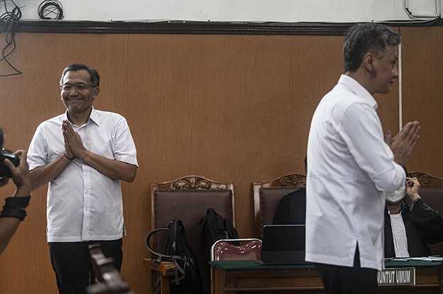Vonis Hendra Kurniawan Ditunda