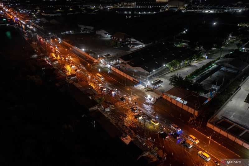 Waduh, Jalur Pantura Sayung Demak Masih Tergenang Rob