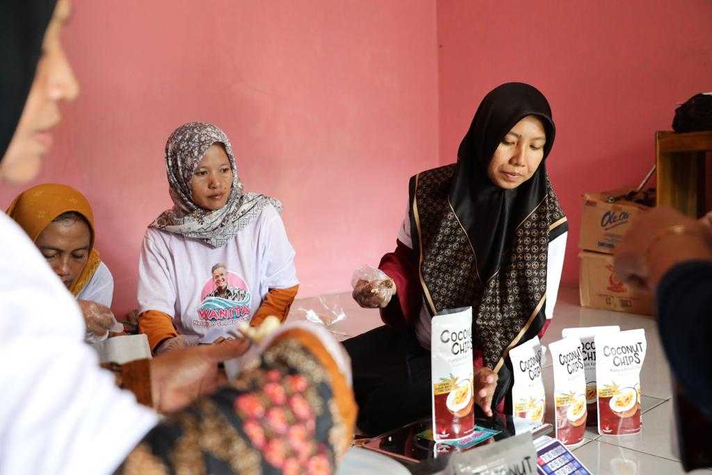 Wanita Nelayan Sedulur Ganjar Beri Bantuan Pelatihan dan Rumah Produksi Keripik Kelapa di Pangandaran