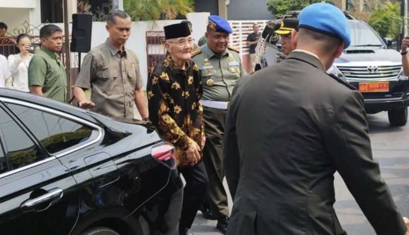 Wapres Ke-6 Try Sutrisno Kunjungi Rumah Duka Hamzah Haz
