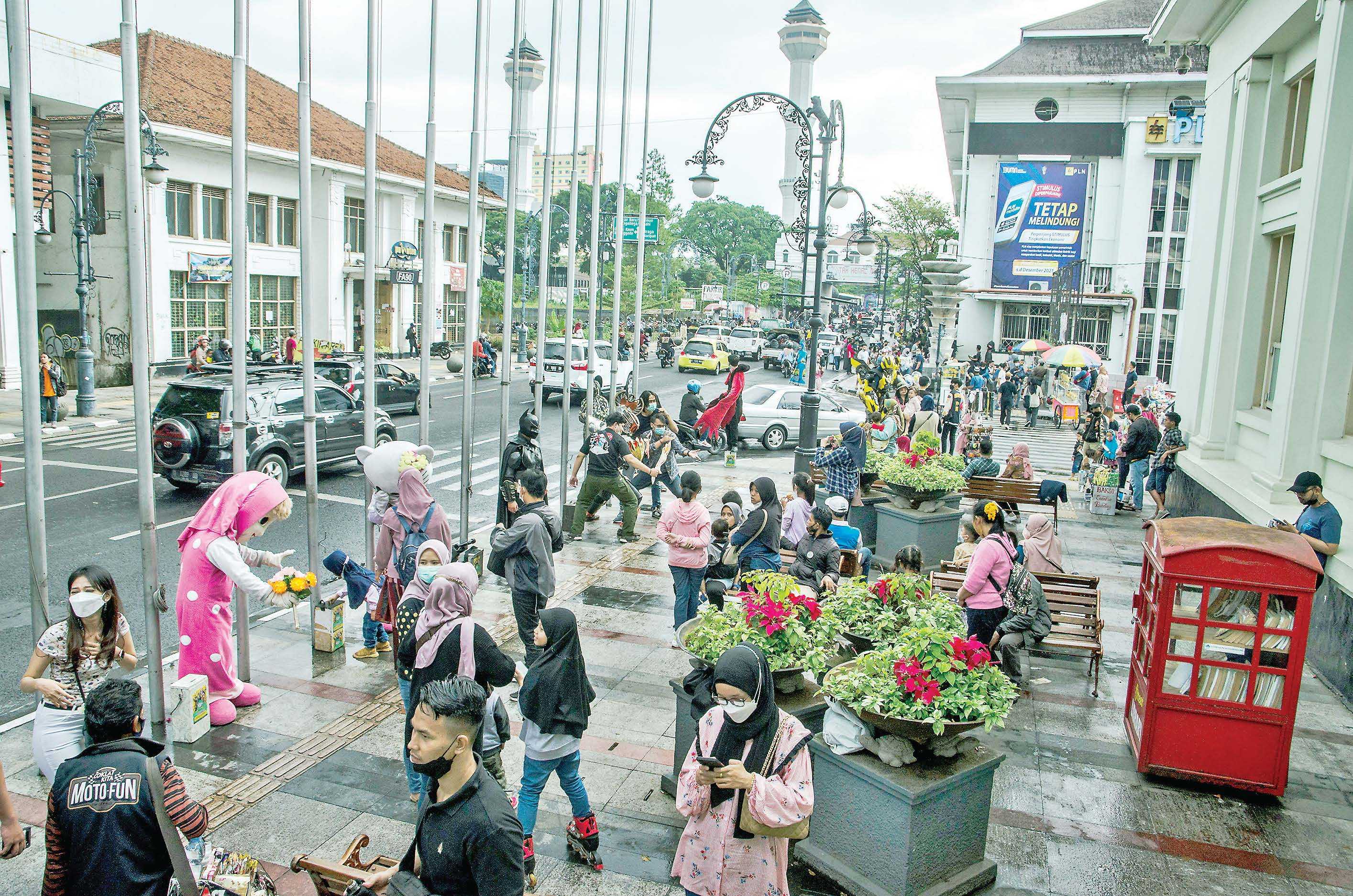 WARGA PADATI TEMPAT WISATA