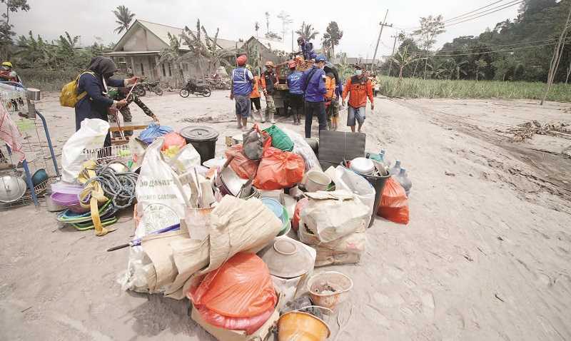 WARGA PINDAHKAN BARANG YANG DISELAMATKAN DARI GUGURAN SEMERU