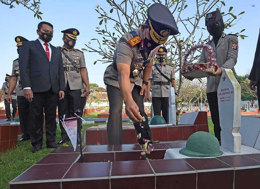 Ziarah di Taman Makam Pahlawan