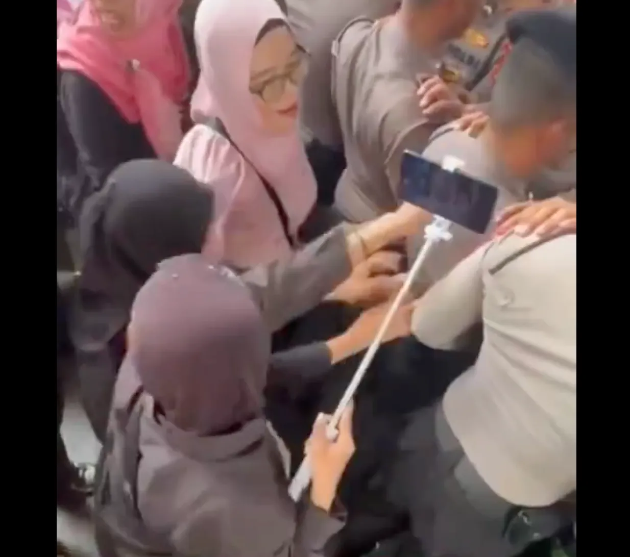20250831201325_kejadian-lucu-saat-demo-2.webp