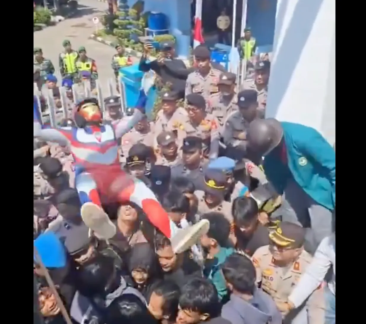 20250831201352_kejadian-lucu-saat-demo-3.webp