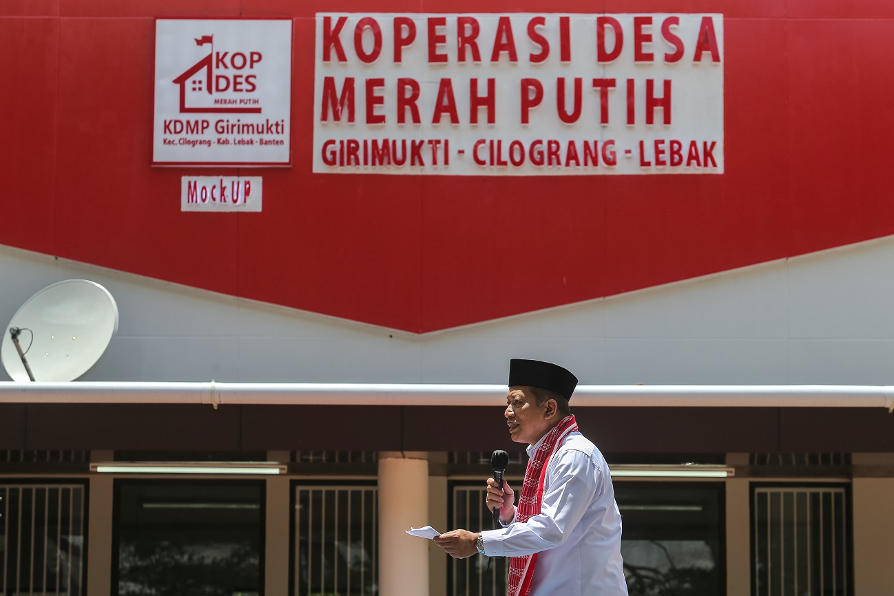 20251002222439_antarafoto-menkop-resmikan-operasional-koperasi-merah-putih-di-lebak-1759336317.jpg