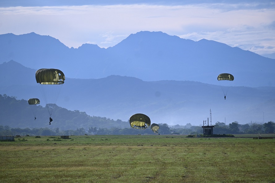 20251030210739_Lanud-Sultan-Hasanuddin-Sukses-Dukung-Latihan-Para-Dasar-Kostrad_5.jpg