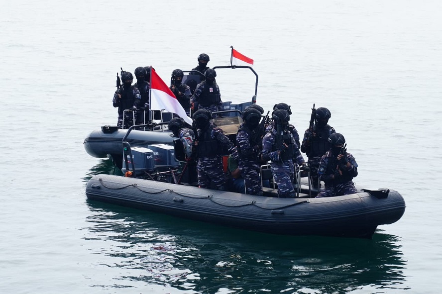 20251120170053_KRI-Bung-Hatta-dan-KRI-Panah-Amankan-Kapal-Asing-pada-Latihan-Operasi-Laut-di-Morowali_3.jpg