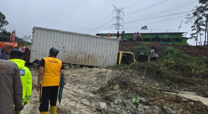 20251127210501_Danrem-023KS-Pimpin-Pembukaan-Akses-Jalan-Longsor-di-Tapanuli-Tengah_2.jpg