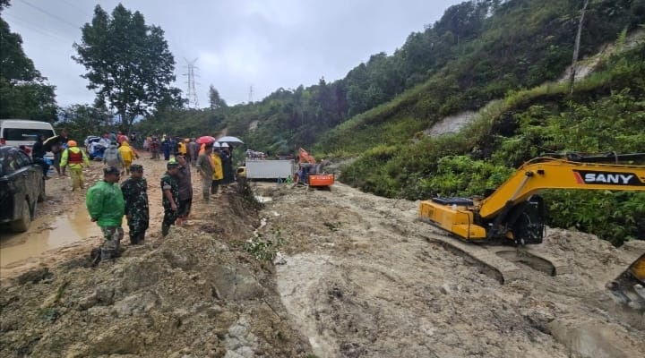 20251127210820_Danrem-023KS-Pimpin-Pembukaan-Akses-Jalan-Longsor-di-Tapanuli-Tengah_4.jpg