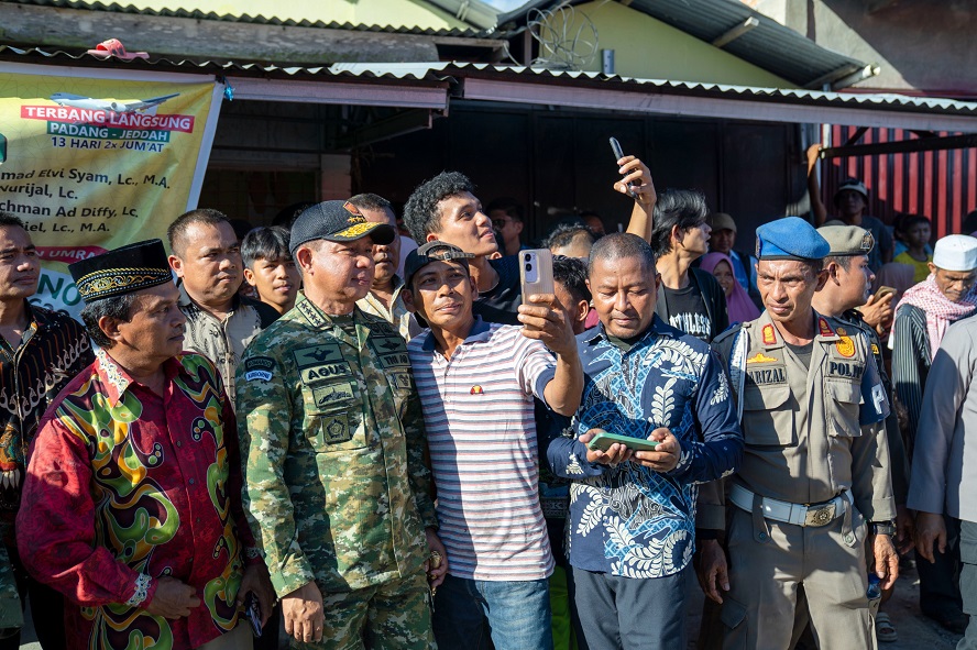 20251202185603_Panglima-TNI-Dampingi-Presiden-RI-Tinjau-Posko-Pengungsian-dan-Dapur-Lapangan-di-Padang-Pariaman_3.jpg