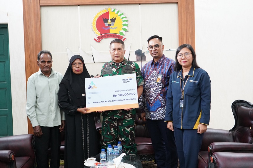 20251210184952_TNI-Serahkan-Santunan-untuk-Keluarga-Prajurit-Gugur_2.jpg