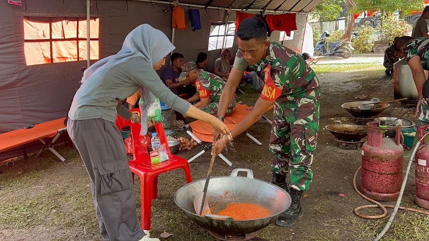 20251215105822_TNI-Operasikan-Dapur-Lapangan-di-Langkat_3.jpg