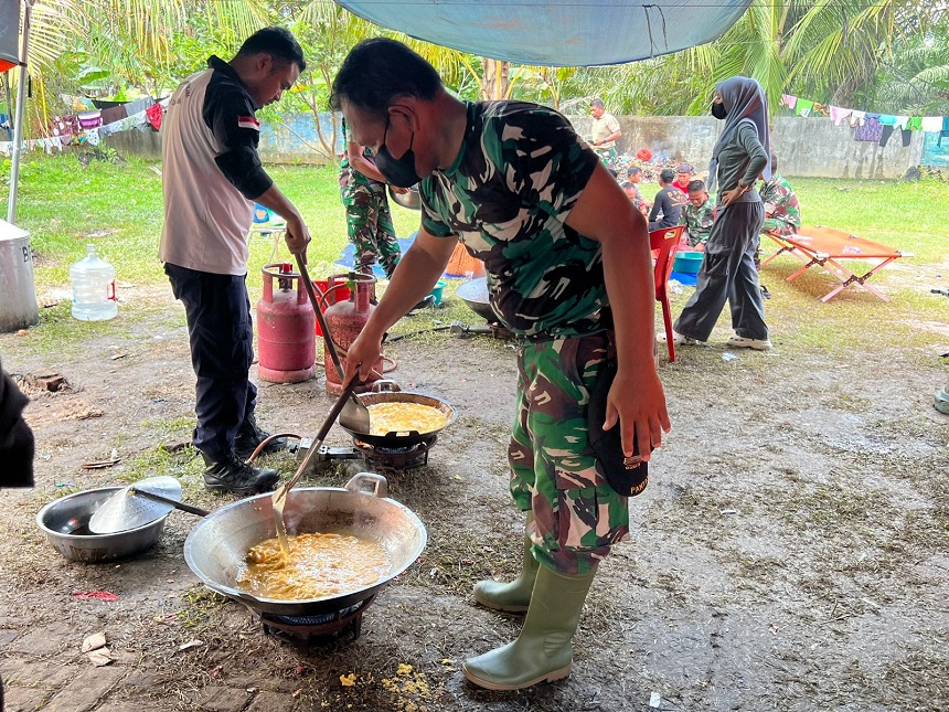 20251215110003_TNI-Operasikan-Dapur-Lapangan-di-Langkat_5.jpg