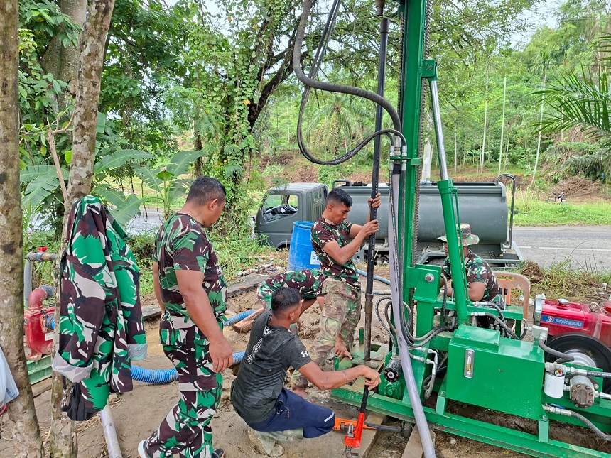 20251217184954_TNI-Bangun-Sumur-Bor_2.jpg