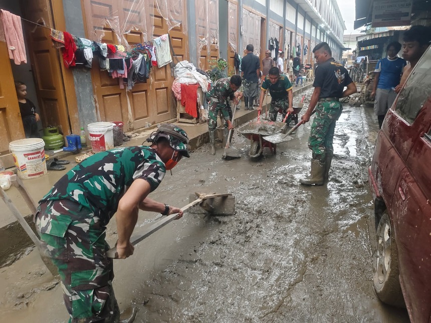 20251228174121_TNI-Bersihkan-Pasar-Kuala-Simpang_1.jpg
