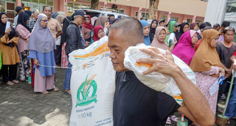 20260114172037_penyaluran-program-bantuan-pangan-2691760.jpeg