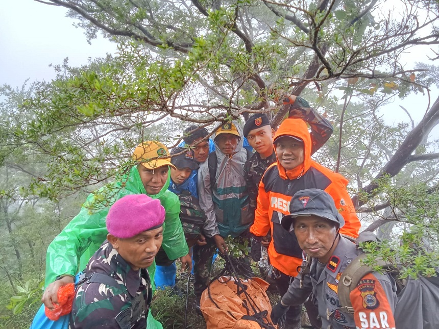 20260120181447_Prajurit-TNI-Temukan-Dua-Korban_2.jpg