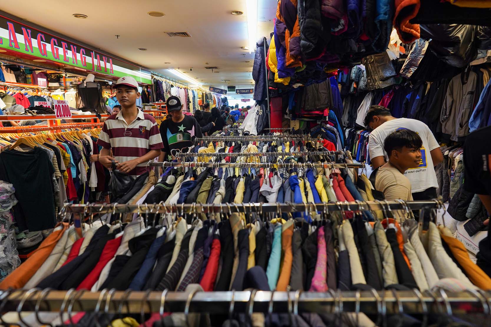 Penjualan baju bekas 