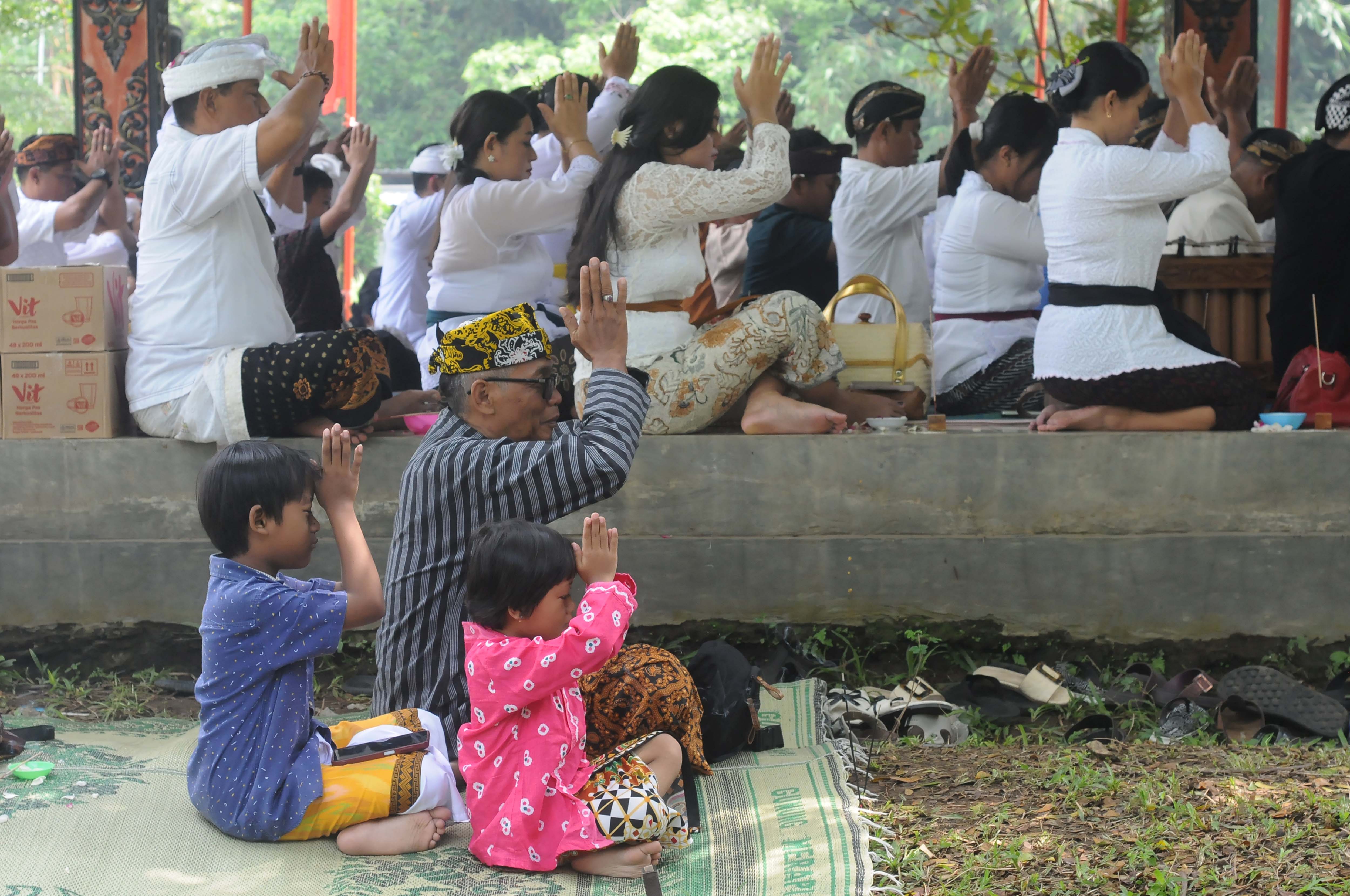 Upacara Melasti Mendhak Tirta 