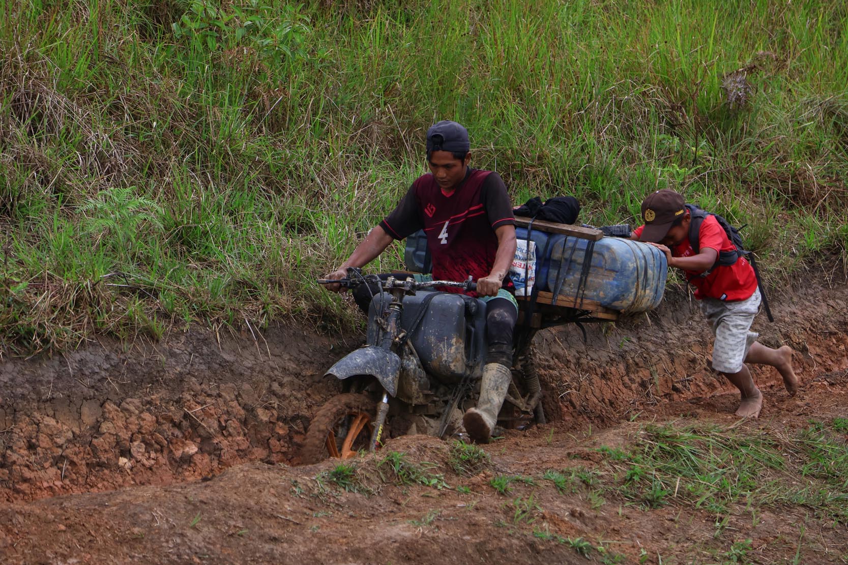 Distribusi BBM ke Daerah Terpencil 
