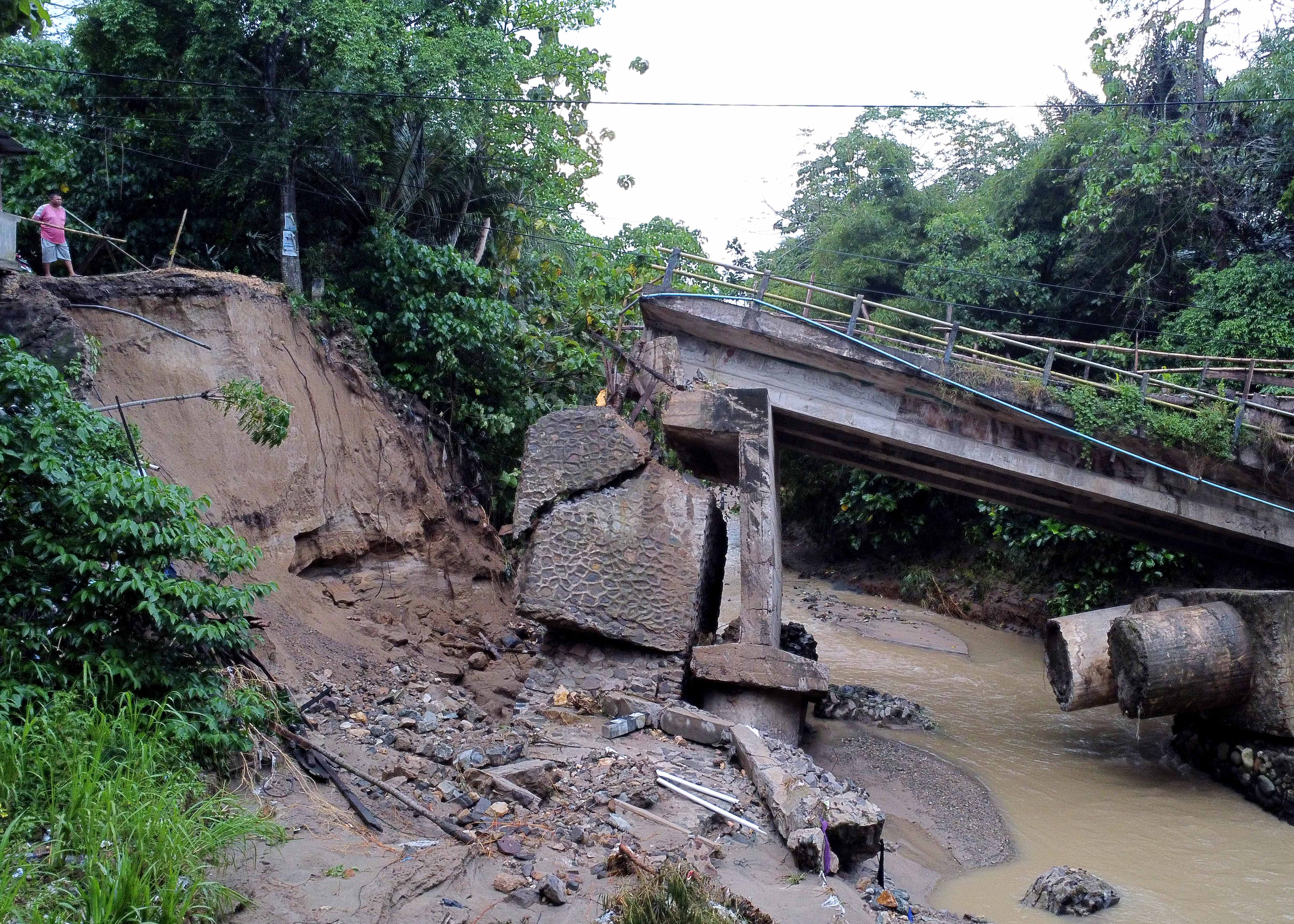  Jembatan ambruk di Kabupaten Gorontalo