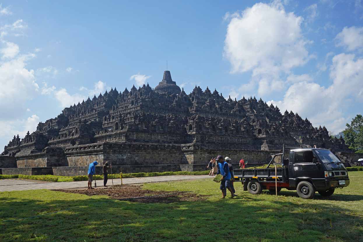 Pembersihan Borobudur Jelang Waisak